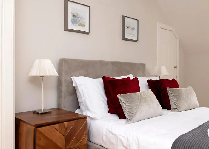 2 Bed Haywood Cottage With Garden